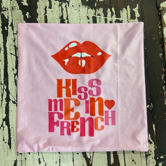 College dorm decor pillow case cover kiss me in French - Picture 1 of 2